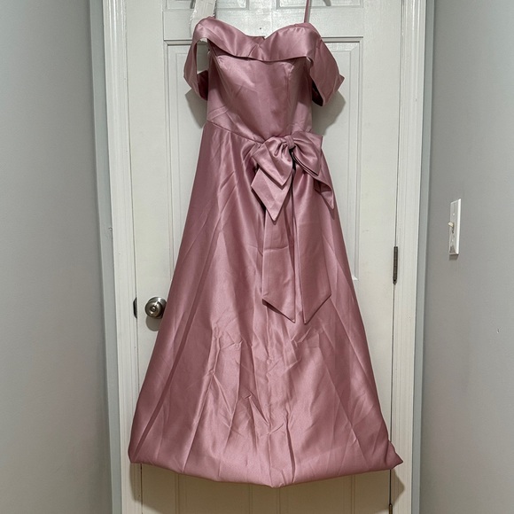 A-Line Off-The-Shoulder Satin Mother Of The Bride in Dusty Rose - Picture 4 of 8